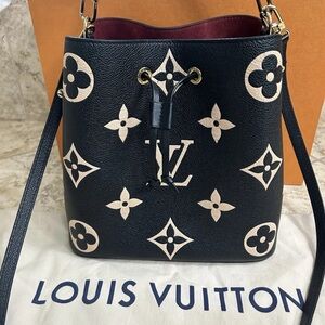 Louis Vuitton Black Bucket Shoulder Bag with Ivory Monogram